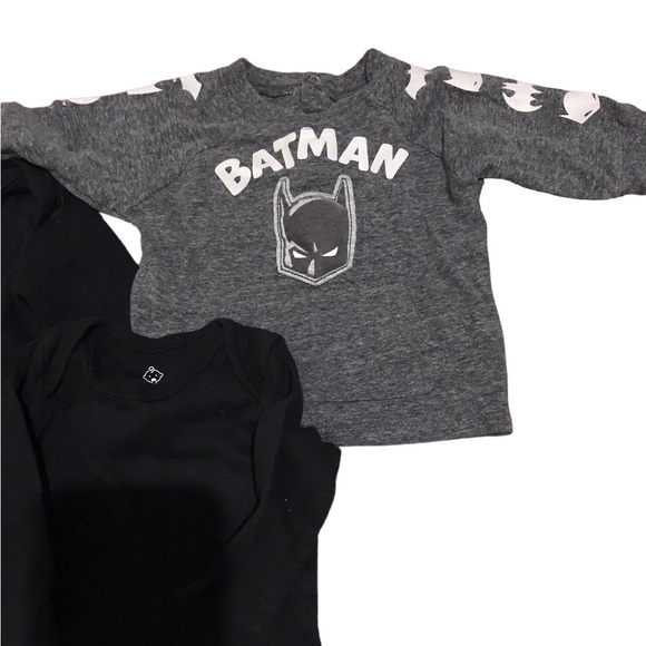 0-3m 3pc bundle of black onesie and Batman shirt - Picture 4 of 6